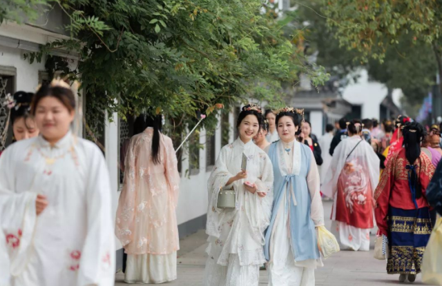 盛装穿针乞巧祈愿姻缘才有金风玉露一相逢便胜却人世无数 盛装穿针乞巧祈愿姻缘才有金风玉露一相逢便胜却人世无数