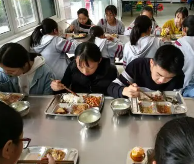 资金监管等环节织密制度笼子着力提高中小学营养改进计划办理水平